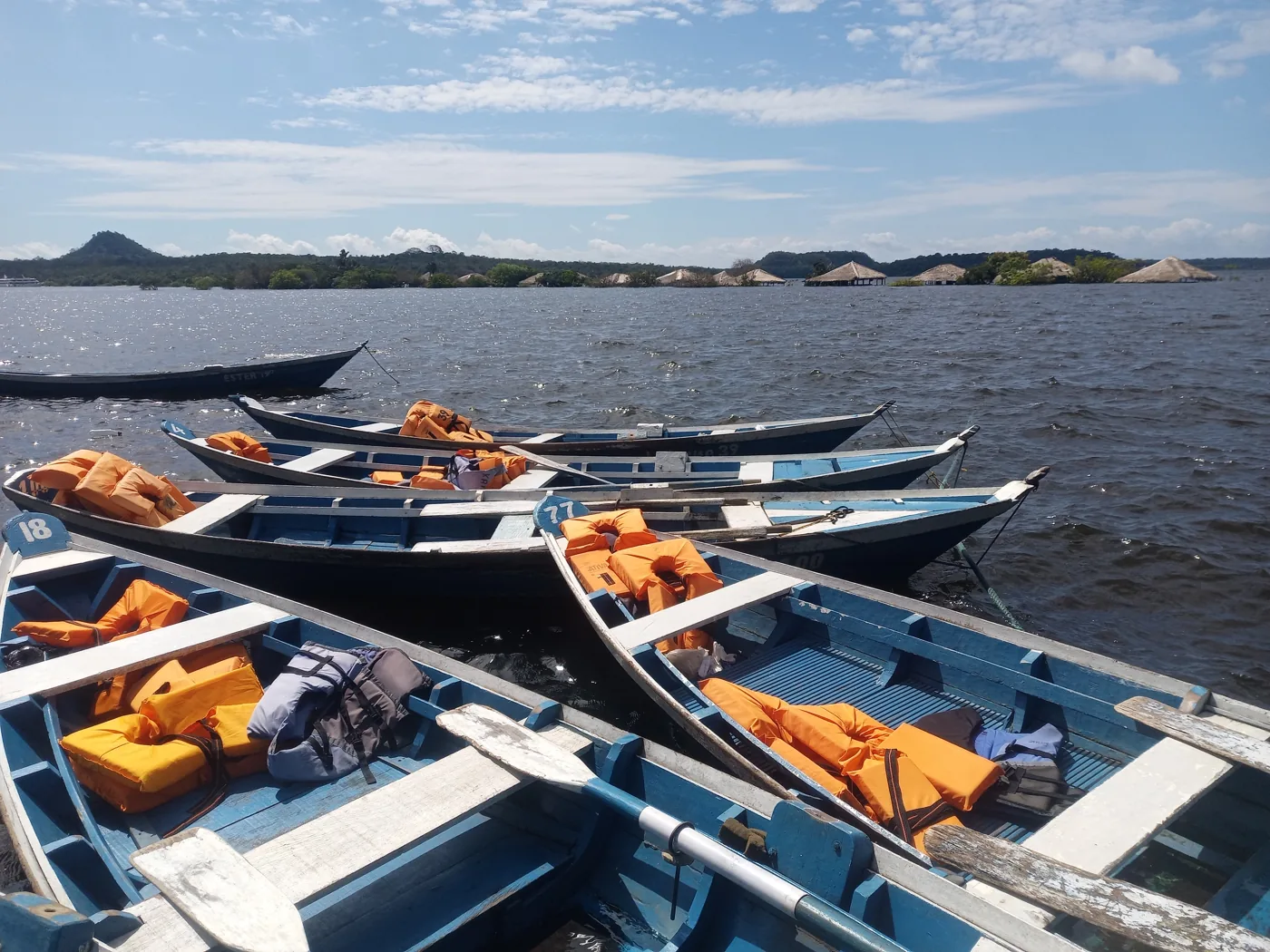 Canoas con chalecos salvavidas junto a una ribera de la Amazonía brasileña