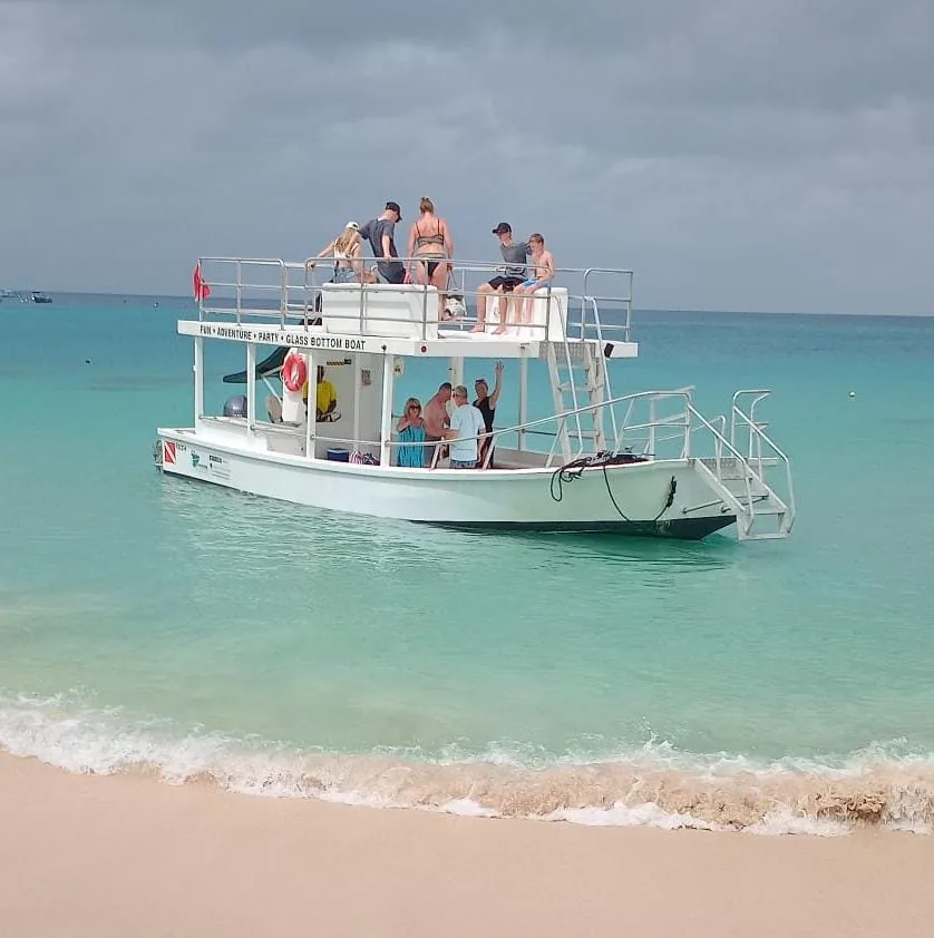 Embarcación junto a una playa en la fotografía identificada como Barbados