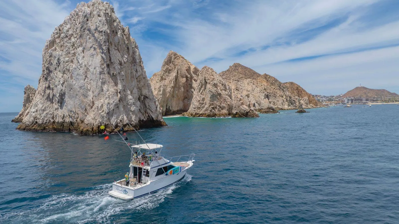 Embarcación junto a formaciones rocosas de Cabo San Lucas